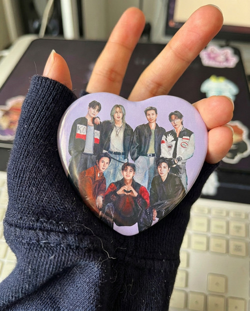 Heart Button Pin Set (Concert Tradeables & Keepsakes)